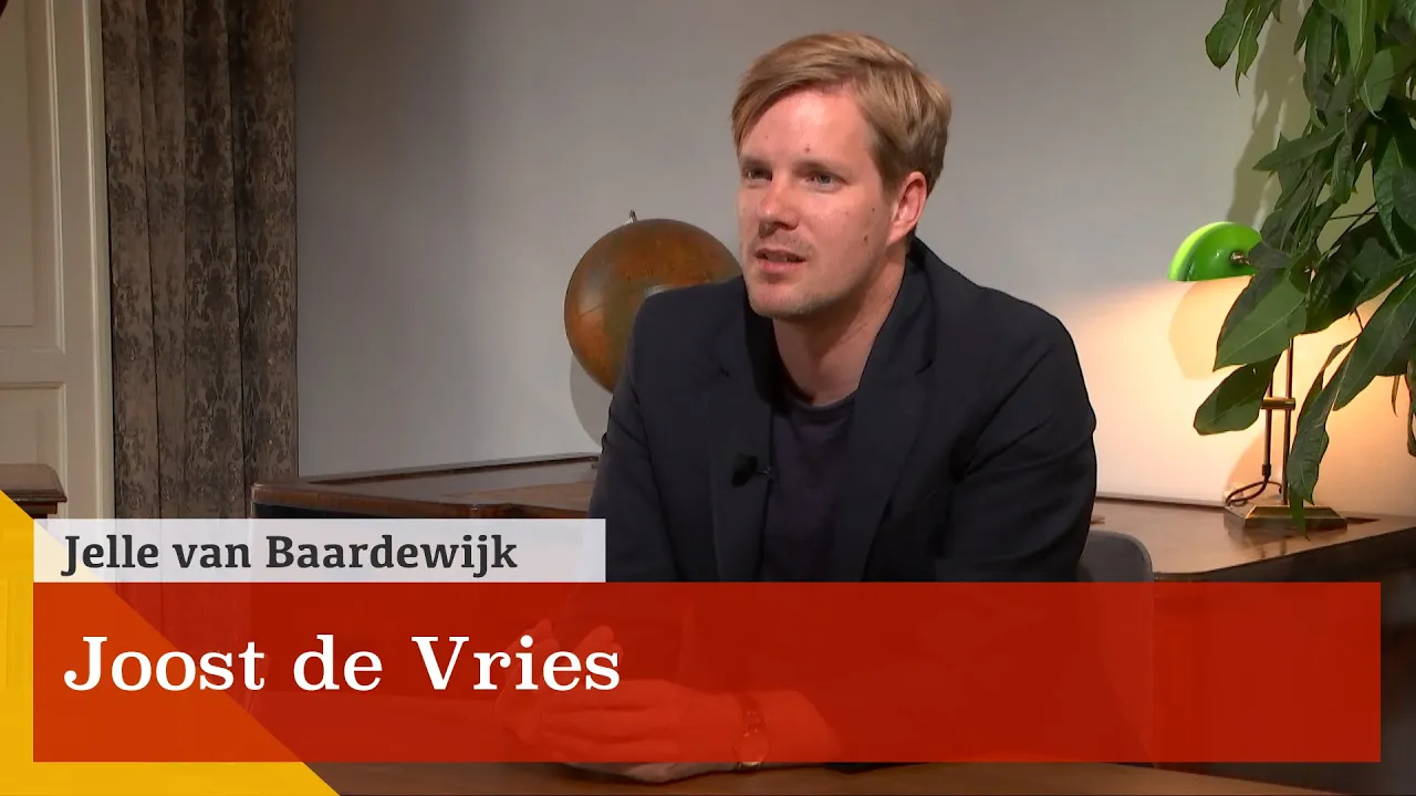 Waarom zou je nog romans lezen? Joost de Vries over de pretentie van literatuur.